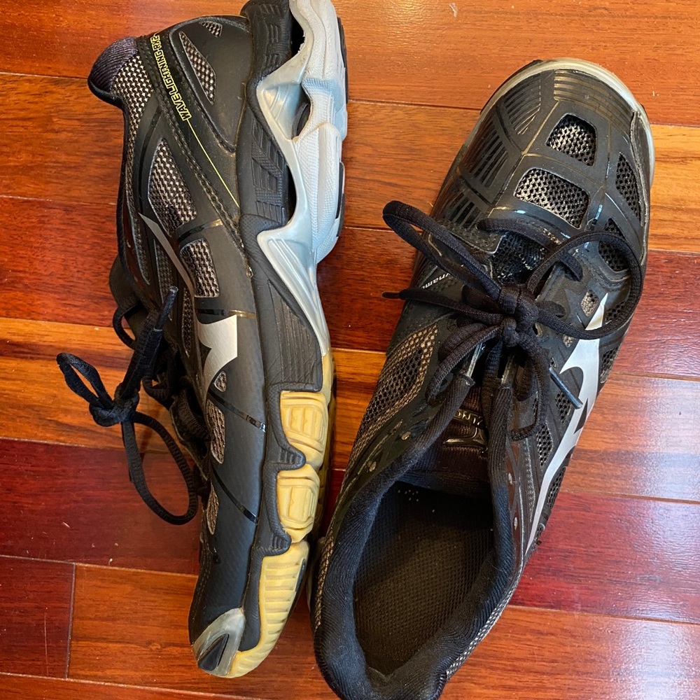 Volleyball shoes